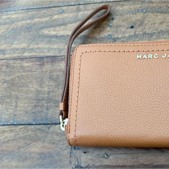 Marc Jacobs Tan Leather Zip Around Wallet/Wristlet Organizer. - Picture 9 of 11